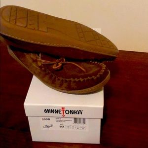Minnetonka Slippers Size 9 Brown